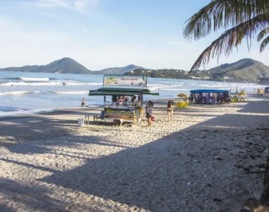 Barracas não podem exigir consumação mínima; entenda a lei e veja regras nas praias de SP