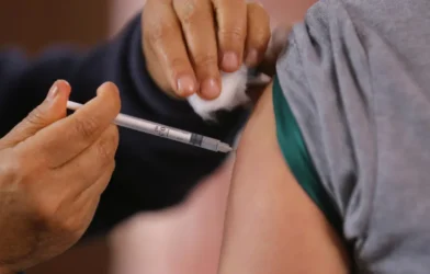 Vacina contra a dengue começa a ser aplicada neste fim de semana em 3 municípios