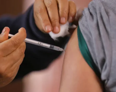 Vacina contra a dengue começa a ser aplicada neste fim de semana em 3 municípios