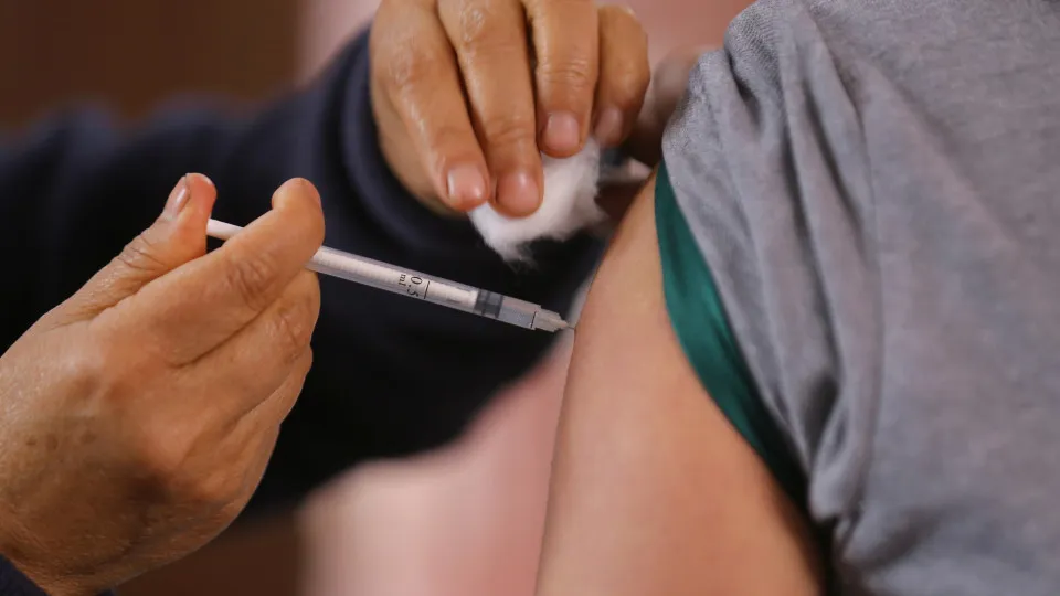 Vacina contra a dengue começa a ser aplicada neste fim de semana em 3 municípios