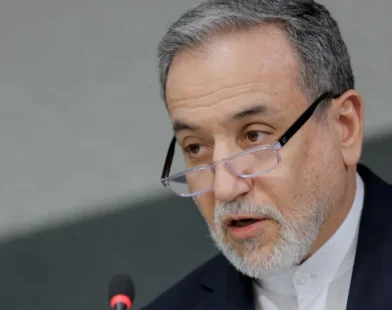 'Até onde eu sei' líder supremo está vivo, diz chanceler do Irã