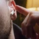 Com que frequência limpar seus fones sem fio? Veja o ideal