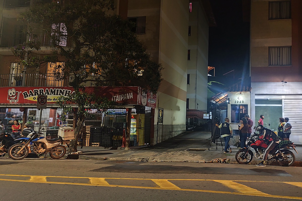 Deslizamento atinge área de condomínio na Avenida Olegário Maciel em Juiz de Fora