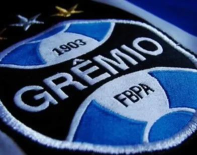 Grêmio aproveita expulsão, vence Grenal 450 e fica perto do título gaúcho