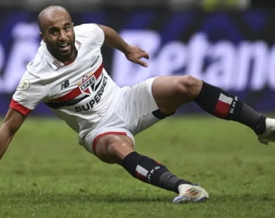 Lucas Moura fratura costelas e revive 'pesadelo' de 2025 no São Paulo