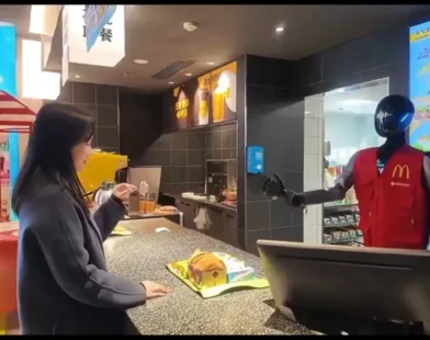 McDonald’s testa robôs humanoides para atender clientes na China