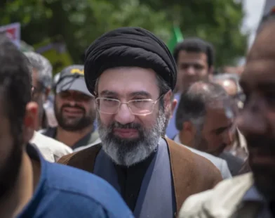 Novo líder do Irã promete vingança e bloqueio de Hormuz em 1ª fala no posto