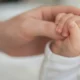 Viajar com bebê exige atenção à vacinação e ao destino antes de embarcar