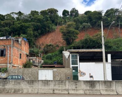 moradores de rua evacuada no São Pedro cobram assistência após deslizamento