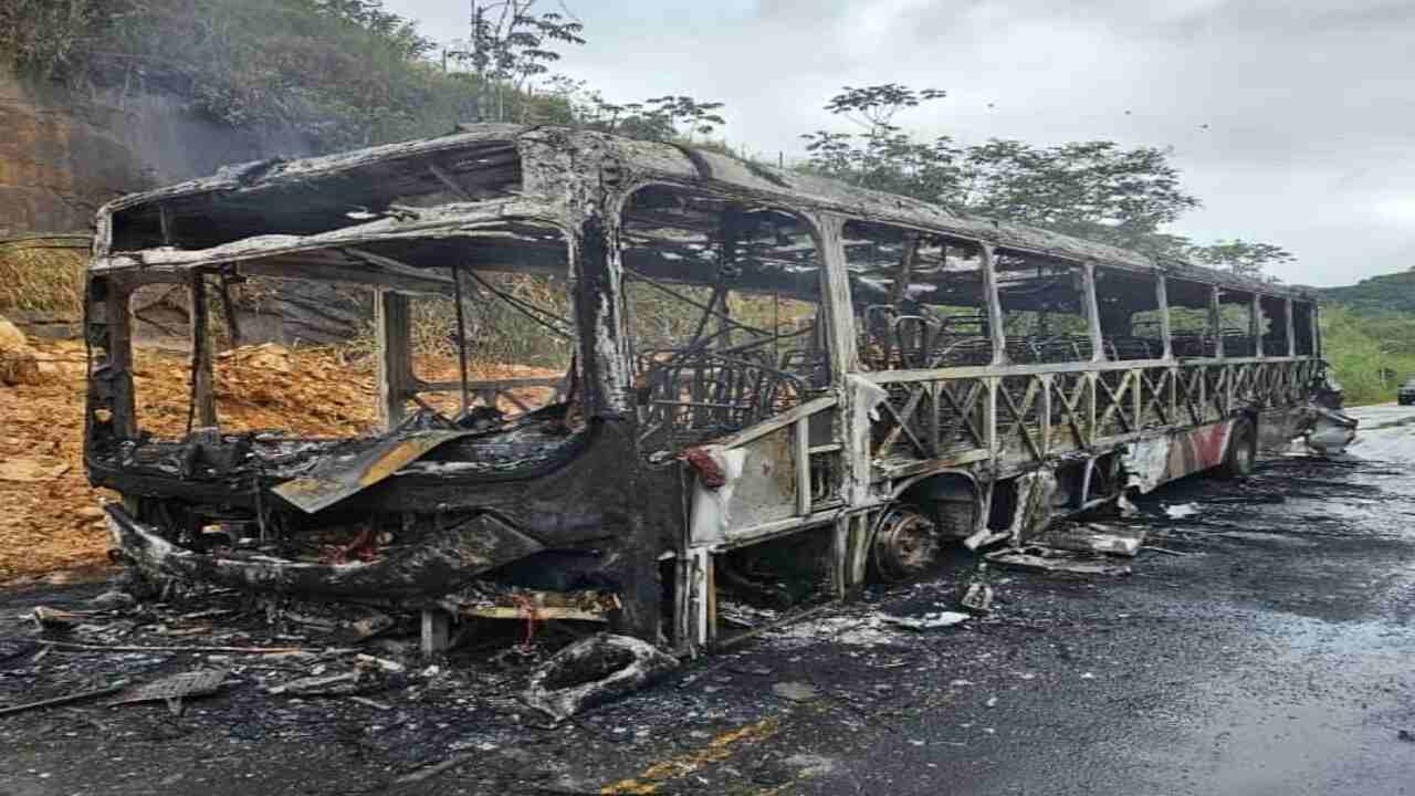 Ônibus pega fogo e é destruído pelas chamas em Juiz de Fora viação paraibuna
