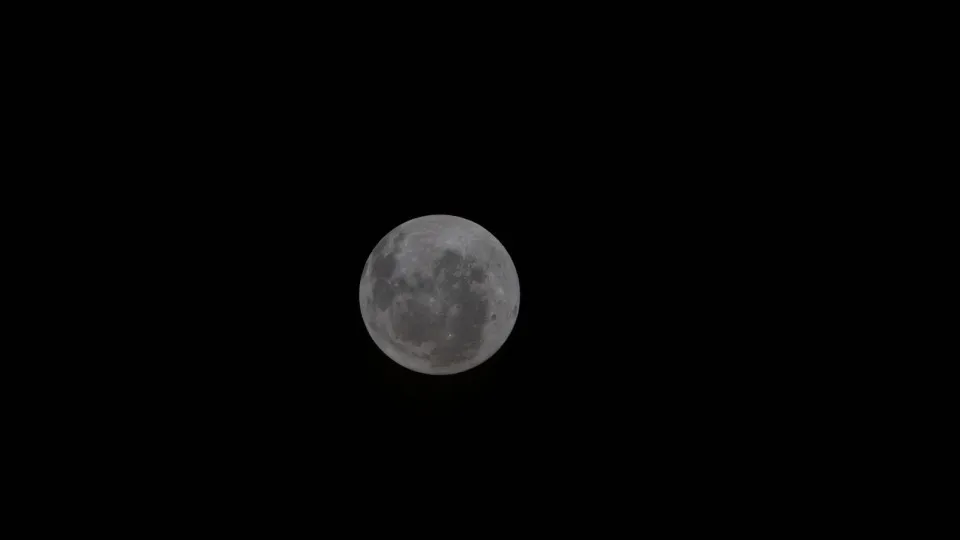 A dois terços do caminho, astronautas captam fotografia histórica da Lua