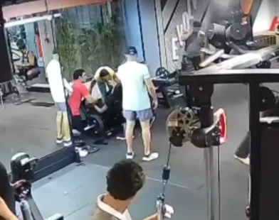 Aparelho com 180 kg falha e jovem quebra os dois joelhos em academia
