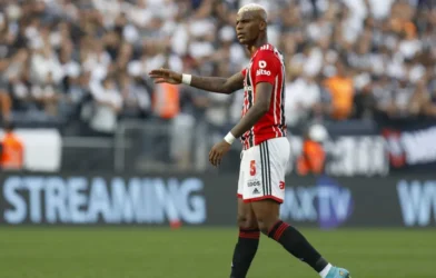 Arboleda define data de retorno ao Brasil para discutir rescisão com o São Paulo