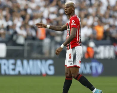 Arboleda define data de retorno ao Brasil para discutir rescisão com o São Paulo