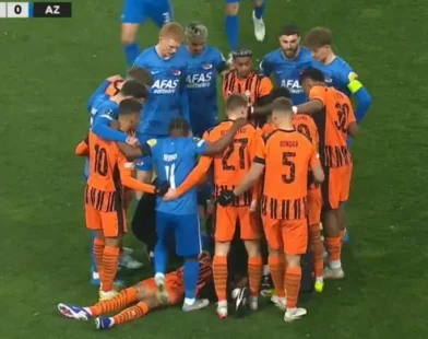 Assustador: Isaque do Shakhtar leva pancada no pescoço e fica imóvel