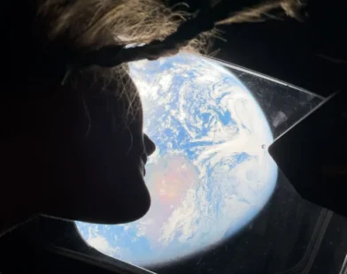 Astronautas usam celular no espaço e registram imagens inéditas