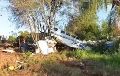 Avião com mais de R$ 15 milhões cai no Paraguai e é saqueado por moradores