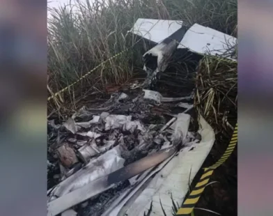 Avião monomotor cai no interior de SP e piloto morre carbonizado