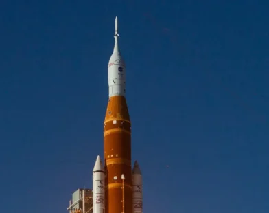 Banheiro da Artemis II dá problema novamente e tripulação precisa usar sacos de coleta de urina