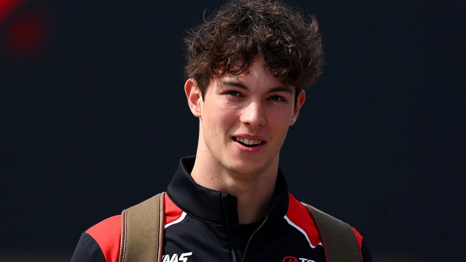 Bearman mira Ferrari, fala em vitórias e nega ameaça a Hamilton: 'Não me vê assim'