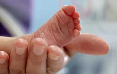 Bebê prematuro morre após infecção por superbactéria, e hospital fecha UTI em Porto Alegre