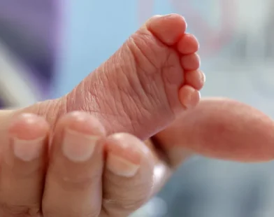 Bebê prematuro morre após infecção por superbactéria, e hospital fecha UTI em Porto Alegre