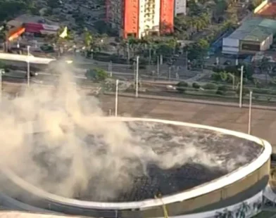 Bombeiros combatem incêndio no velódromo do Parque Olímpico, no Rio