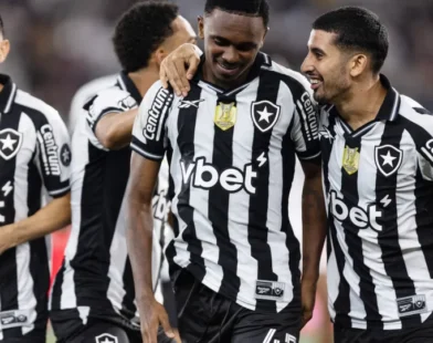 Botafogo deixa de lado a saída de Textor e foca no Internacional pelo Brasileirão
