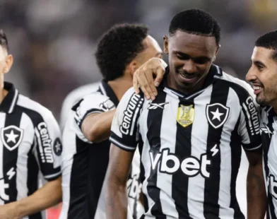 Botafogo e Coritiba tentam ganhar posições no Brasileirão em duelo no Nilton Santos