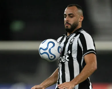Botafogo peca na pontaria e só empata com Caracas na estreia de Franclim
