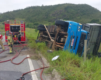 Caminhão tomba sobre picape e motorista morre na BR-494, em Ritápolis