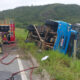 Caminhão tomba sobre picape e motorista morre na BR-494, em Ritápolis