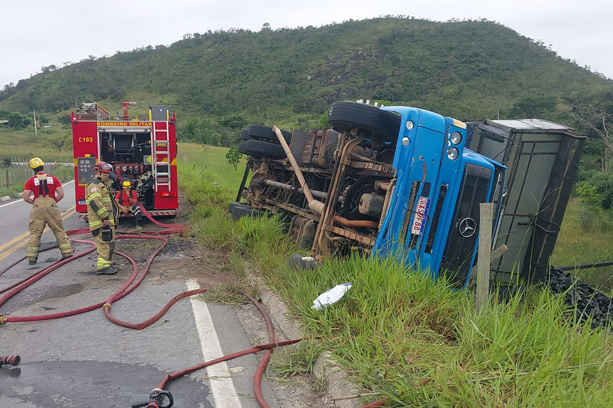 Caminhão tomba sobre picape e motorista morre na BR-494, em Ritápolis