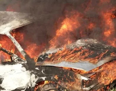 Carro bate em poste e pega fogo, matando dois adolescentes nos EUA