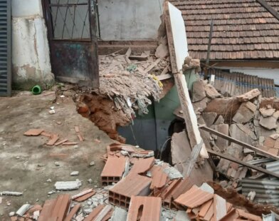 Casa desaba no Bairro Monte Castelo e bombeiros são acionados para retirar moradores