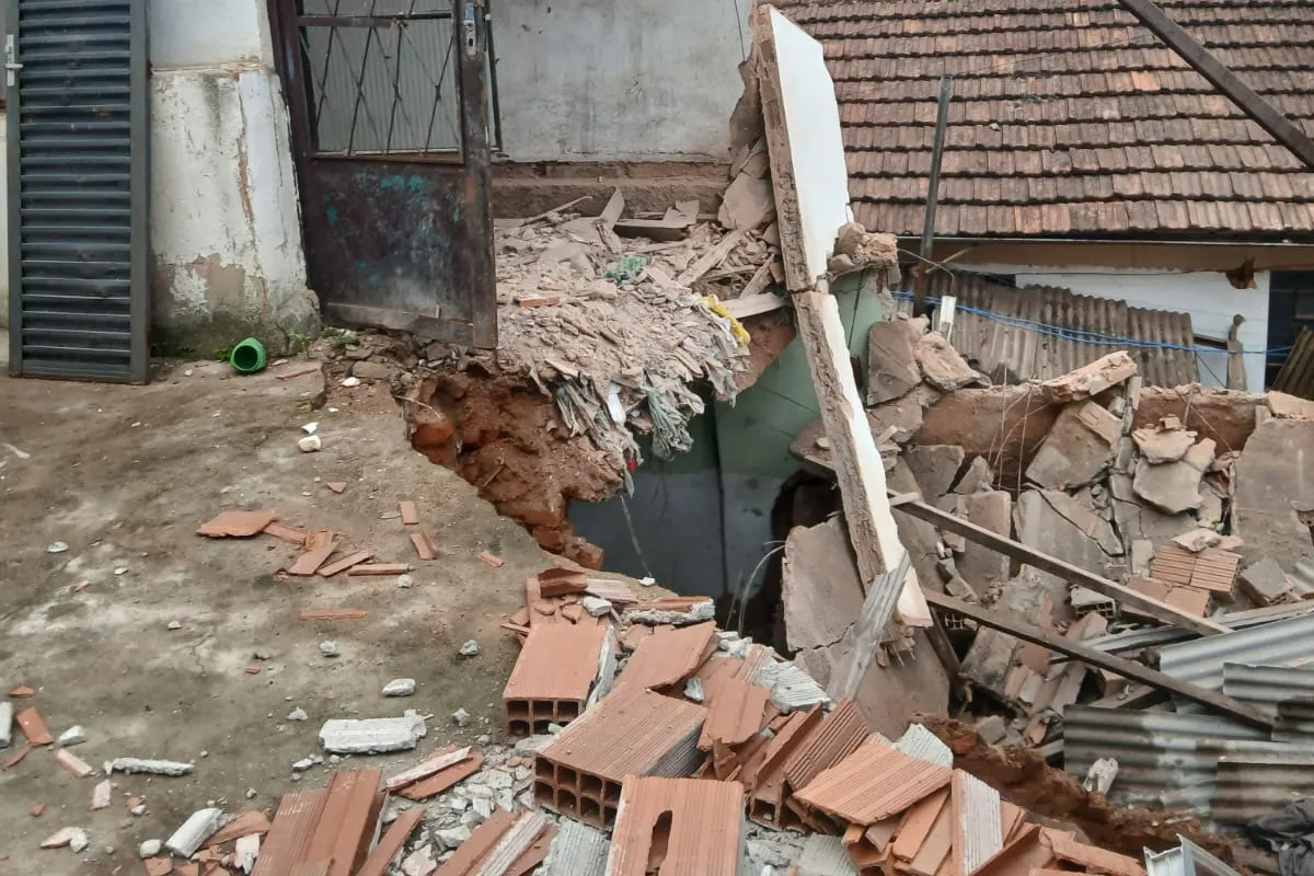 Casa desaba no Bairro Monte Castelo e bombeiros são acionados para retirar moradores