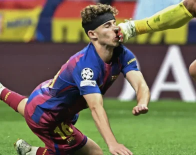 Cena forte: Fermín López leva chute no rosto e sai sangrando; veja