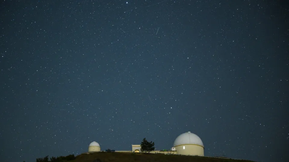 Chuva de meteoros Líridas tem pincelado os céus. Veja as imagens