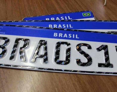Cidades e estados podem voltar às placas de veículos no Brasil após avanço de projeto no Congresso
