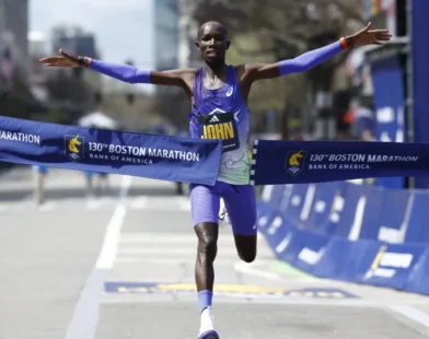 Com quebra de recorde, queniano John Korir é bicampeão da maratona de Boston