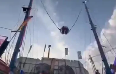 Corda de atração rompe e deixa quatro pessoas suspensas na Espanha; vídeo