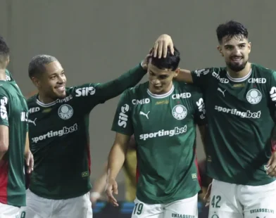 Corinthians testa os riscos de Diniz contra o sólido Palmeiras do ausente Abel Ferreira