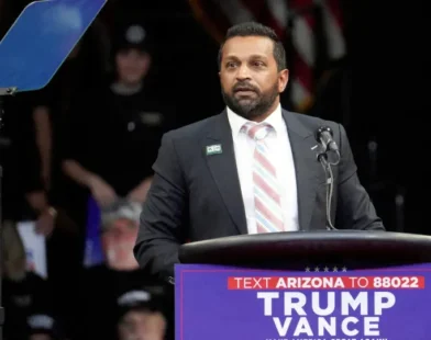 Diretor do FBI teria problemas com bebida. "É tudo falso", defende Patel