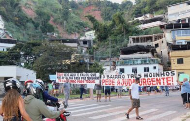 Dois meses após tragédia e com dificuldades de acesso ao auxílio, moradores do Três Moinhos fazem manifestação na Rua Diva Garcia
