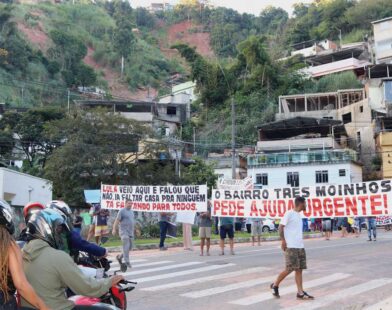 Dois meses após tragédia e com dificuldades de acesso ao auxílio, moradores do Três Moinhos fazem manifestação na Rua Diva Garcia