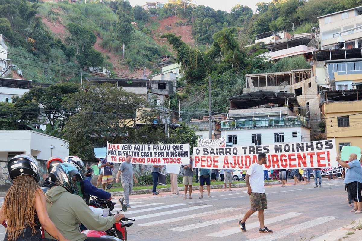 Dois meses após tragédia e com dificuldades de acesso ao auxílio, moradores do Três Moinhos fazem manifestação na Rua Diva Garcia