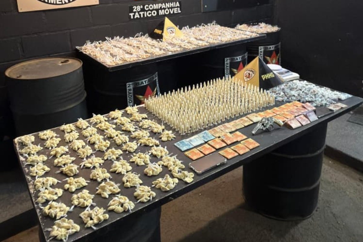 Dois são presos e mais de 6 mil unidades de drogas são apreendidas em bairros de Juiz de Fora