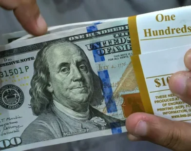 Dólar abre próximo da estabilidade horas antes de fim de prazo dado por Trump para reabertura de Hormuz