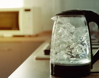 É seguro ferver a água duas vezes? Há algo que precisa saber