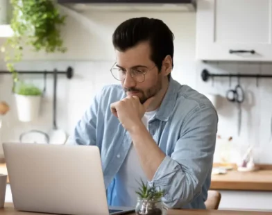 Emojis no trabalho podem prejudicar sua imagem profissional, diz estudo